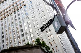 Wall Street: Γύρισαν οι δείκτες - Απειλείται το θετικό σερί