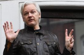 Τζούλιαν Ασάνζ: Το χρονολόγιο των νομικών μαχών του ιδρυτή του WikiLeaks για να μην εκδοθεί στις ΗΠΑ