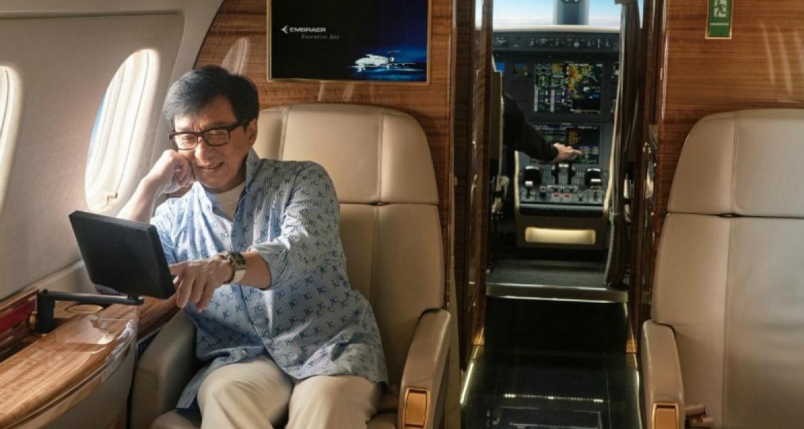 O Jackie Chan μας ξεναγεί στο νέο ιδιωτικό του τζετ (pics)