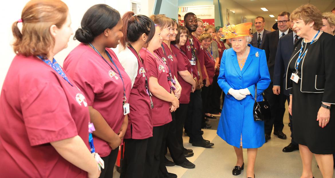 Επίσκεψη της βασίλισσας Ελισάβετ σε Νοσοκομείο στο Μάντσεστερ (pics & vid)