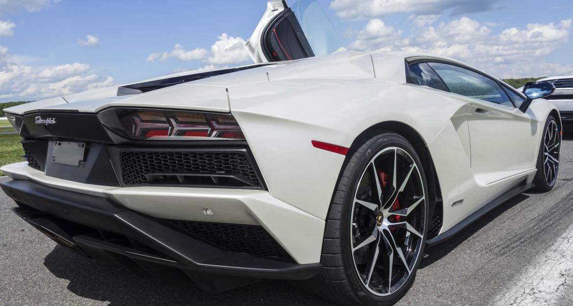 Η νέα Lamborghini στρίβει σαν σκουπιδιάρικο (pics)