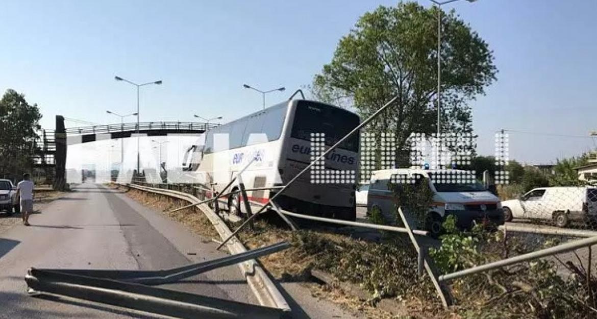 Ανεξέλεγκτο Λεωφορείο σκόρπισε τον τρόμο στην ΕΟ Πάτρας – Πύργου (pics)