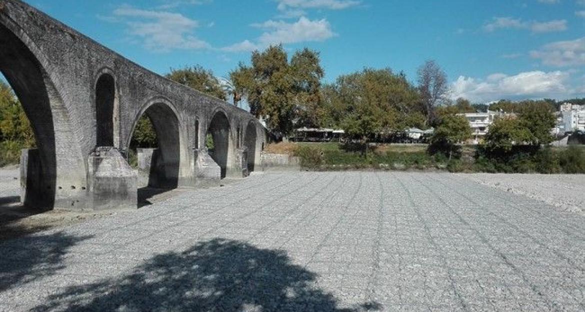 «Θωρακίστηκε» το ιστορικό γεφύρι της Άρτας (pics)