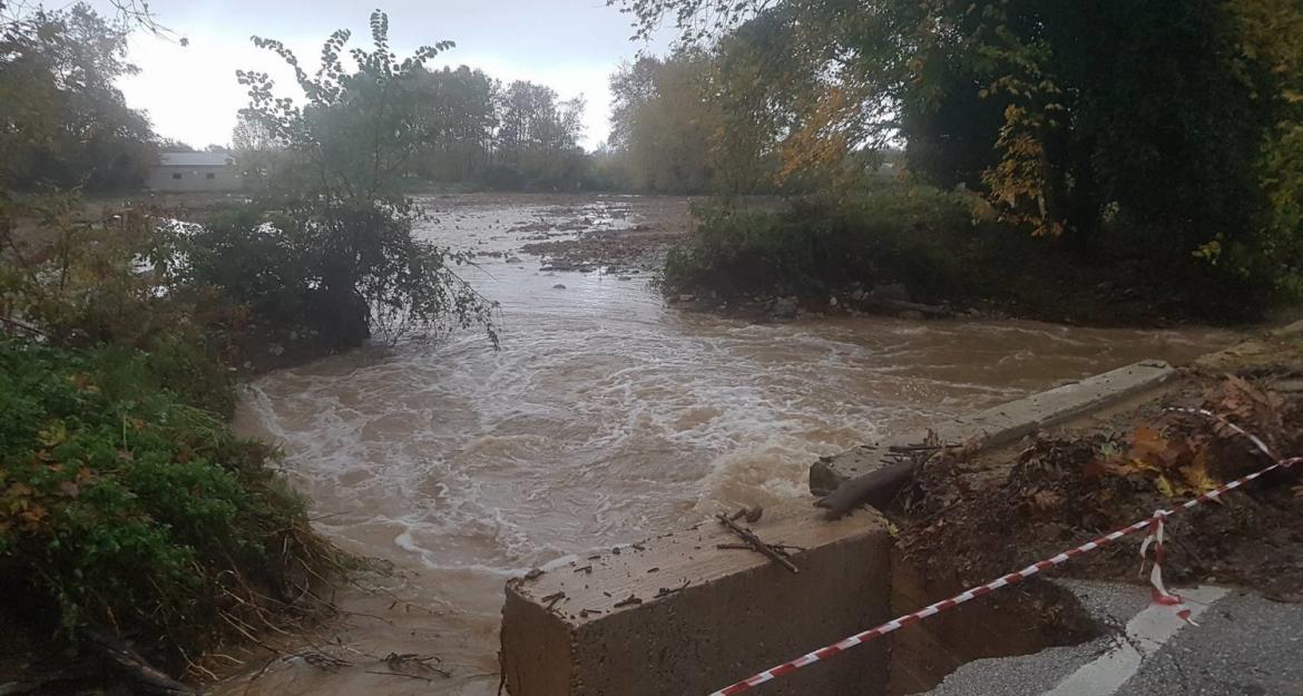  Πλημμύρισαν σπίτια σε Λάρισα και Κατερίνη (vid)    