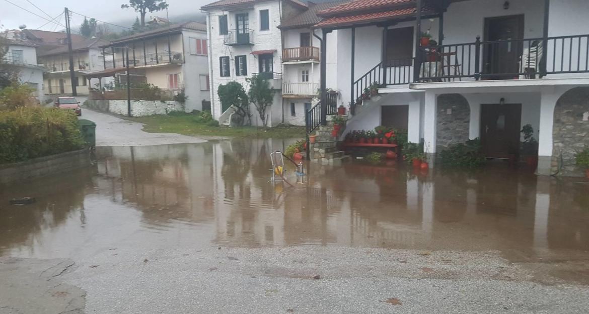  Πλημμύρισαν σπίτια σε Λάρισα και Κατερίνη (vid)    