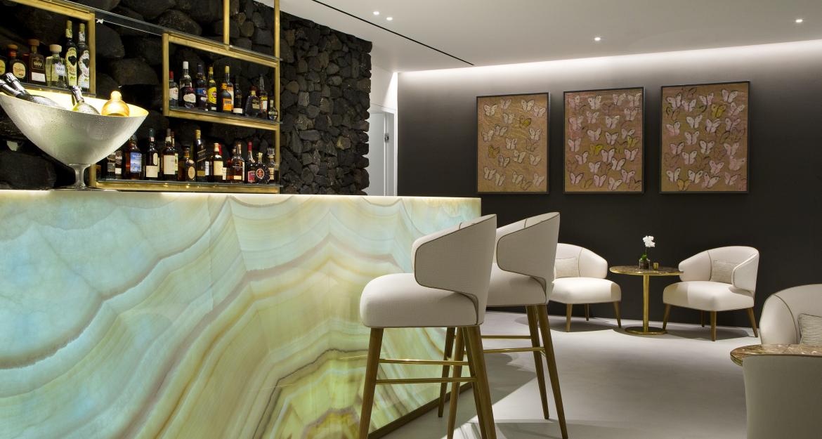 Ως «Best Hotel Bar» βραβεύτηκε το 363 Champagne Lounge του Grace Santorini