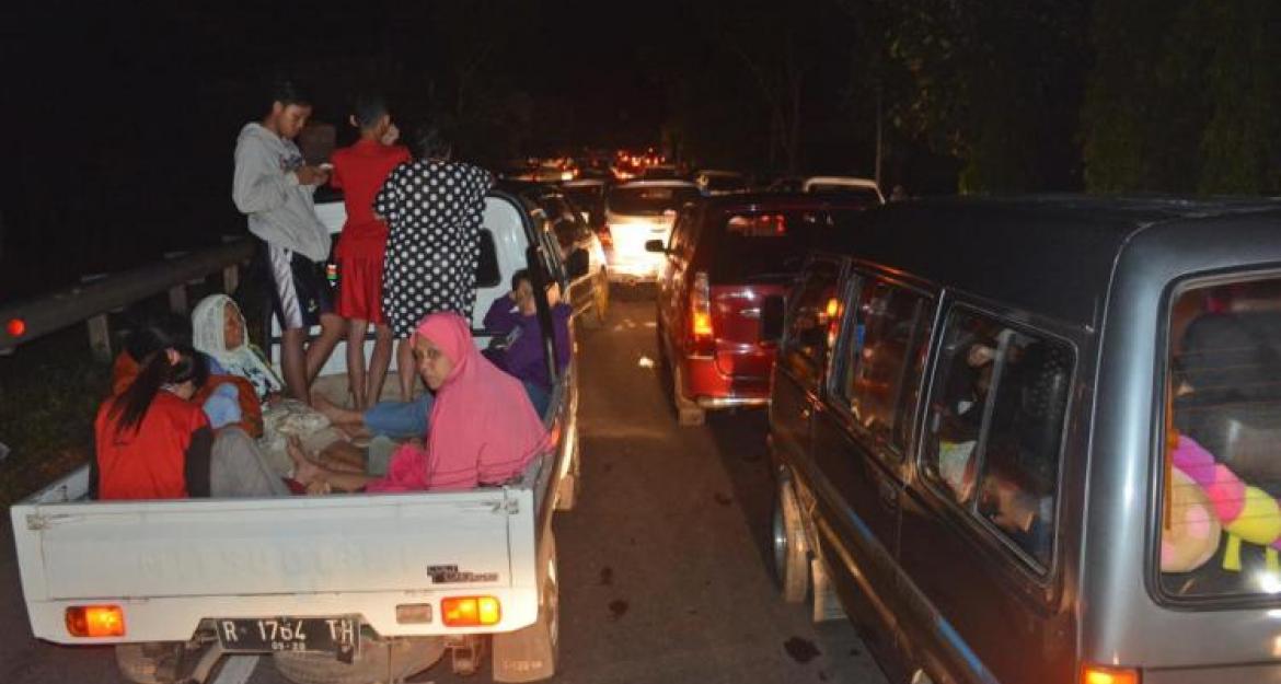 Ινδονησία: 2 νεκροί και 7 τραυματίες από το σεισμό (pics)
