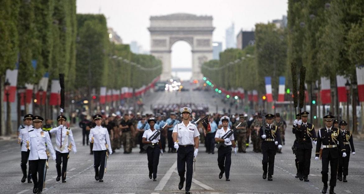 Με... απρόοπτα η παρέλαση της 14ης Ιουλίου στο Παρίσι (pics)