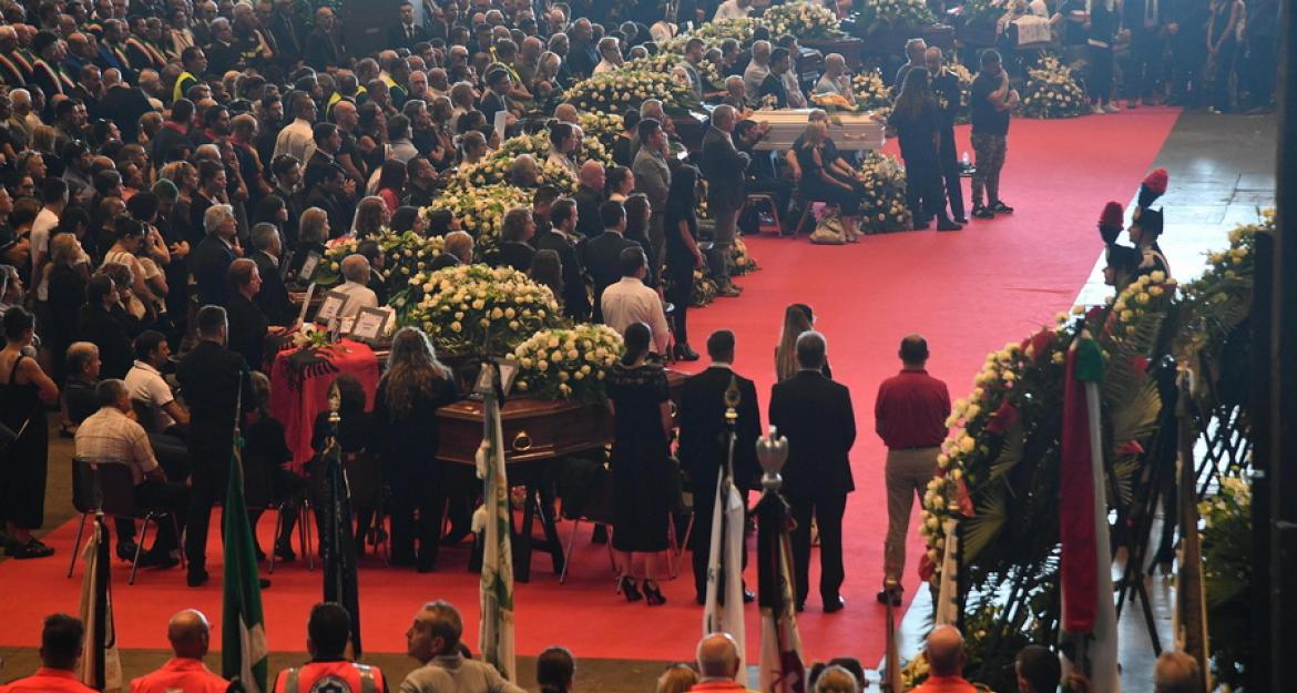 Σε εξέλιξη η κηδεία των θυμάτων στη Γένοβα