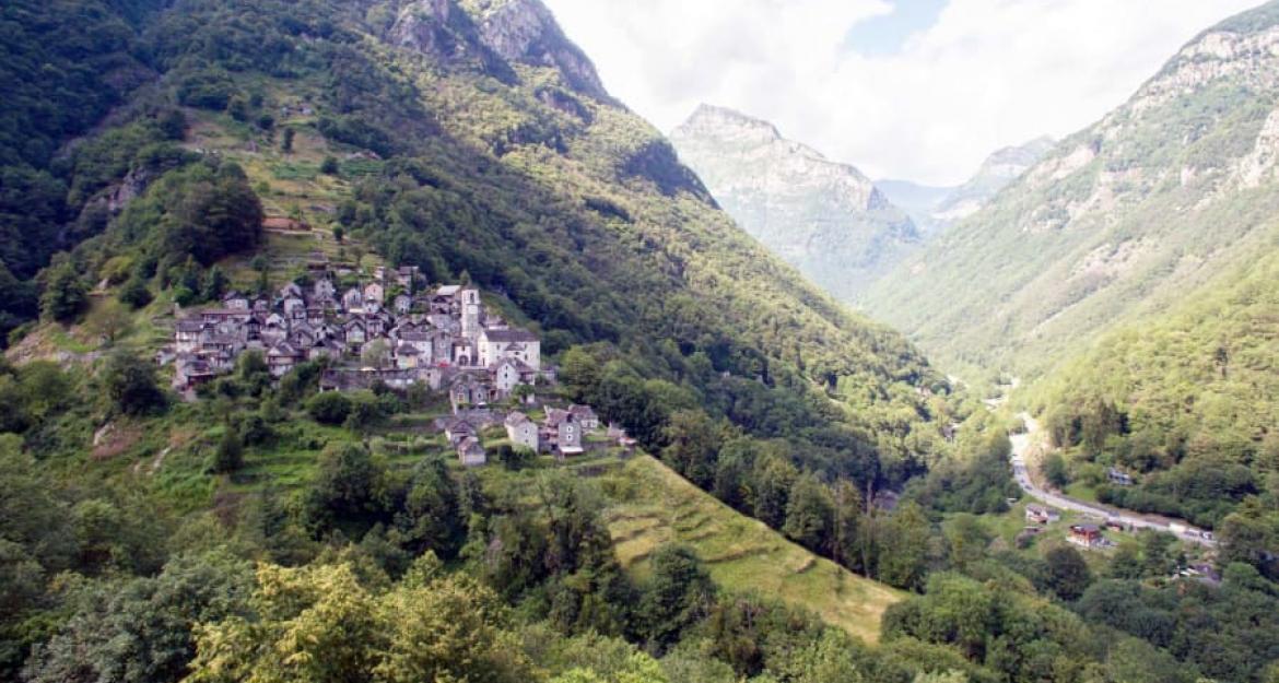 Ένα ολόκληρο χωριό στην Ελβετία μετατρέπεται σε ξενοδοχείο (pics)