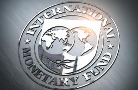 ΔΝΤ: «Κλειδώνει» στο 2,1% τα πρωτογενή πλεονάσματα μέχρι και το 2029 – «Καμπανάκι» για έκρηξη χρέους στην παγκόσμια οικονομία