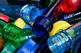 Σκιές στην παγκόσμια συμφωνία για μείωση των πλαστικών κατά 40% - Πού σκοντάφτουν οι συνομιλίες