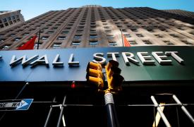 Τα αμερικανικά μάκρο «βάφουν» με «βαθύ κόκκινο» την Wall Street