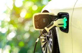 ΕΕΣ: «Σπαζοκεφαλιά» η ηλεκτροκίνηση – Κίνδυνος να εγκλωβιστούν η βιομηχανία και οι καταναλωτές