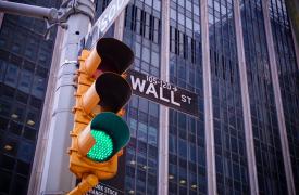 Στα «πράσινα» η Wall Street με ώθηση από το τεχνολογικό ράλι