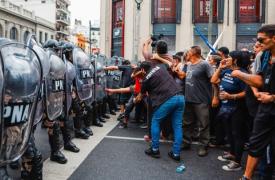 Αργεντινή - 100 μέρες Μιλέι: Συγκρούσεις αστυνομικών - διαδηλωτών σε μαζικές κινητοποιήσεις