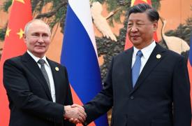 Σι Τζινπίνγκ και Πούτιν σφίγγουν τα χέρια στο Πεκίνο