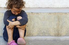 Επιδείνωση της παιδικής φτώχειας το 2023 λόγω ακρίβειας: Ανεπαρκή τα επιδόματα - Υποβαθμισμένος ο ρόλος του σχολείου