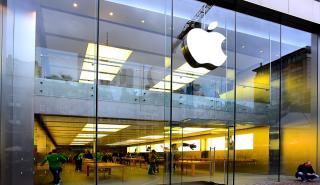 Apple: «Καπνός» 115 δισ. δολάρια - Βουτιά 4% για την μετοχή της
