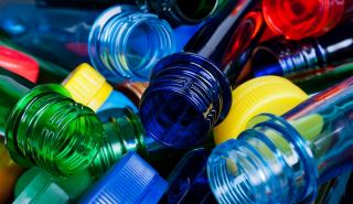 Ανακύκλωση πλαστικών: Πού εντοπίζονται τα κενά στην ελληνική αγορά – Τα νέα προγράμματα και οι στρατηγικές