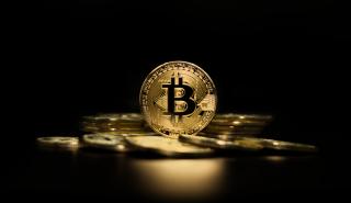 «Τρενάκι του τρόμου» για το Bitcoin και «μάχη» για τα 67.000 δολάρια