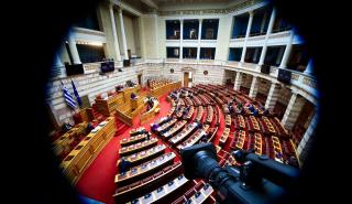 Βουλή: Αντιδράσεις για την τροπολογία που εισάγει ιδιώτες γιατρούς στα δημόσια νοσοκομεία