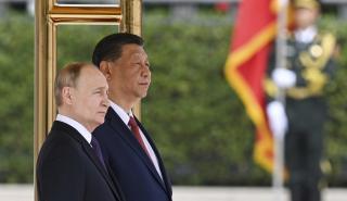 Πούτιν από Κίνα: «Θερμές και συντροφικές» οι σχέσεις με τον Σι Τζινιπίνγκ