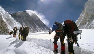 Νεπάλ: Μειώνει τον αριθμό αδειών για ανάβαση στο Έβερεστ