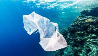 Πλαστικά: Η περιβαλλοντική «αποικιοκρατία», ο φαύλος κύκλος της ανακύκλωσης και η ελληνική πραγματικότητα
