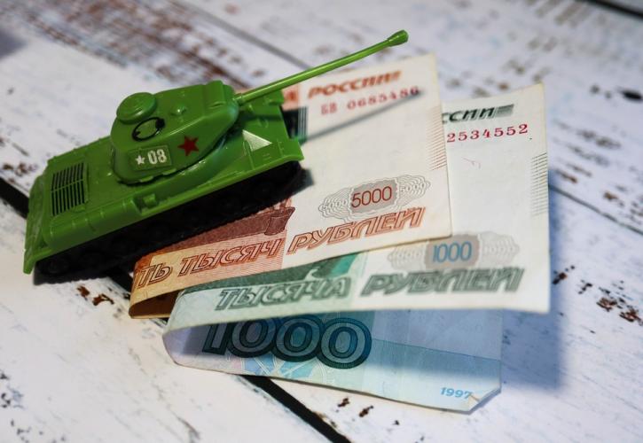 Ρωσία: Ισχυρή πτώση 4% για το ρούβλι, ενόψει της χαλάρωσης των capital controls