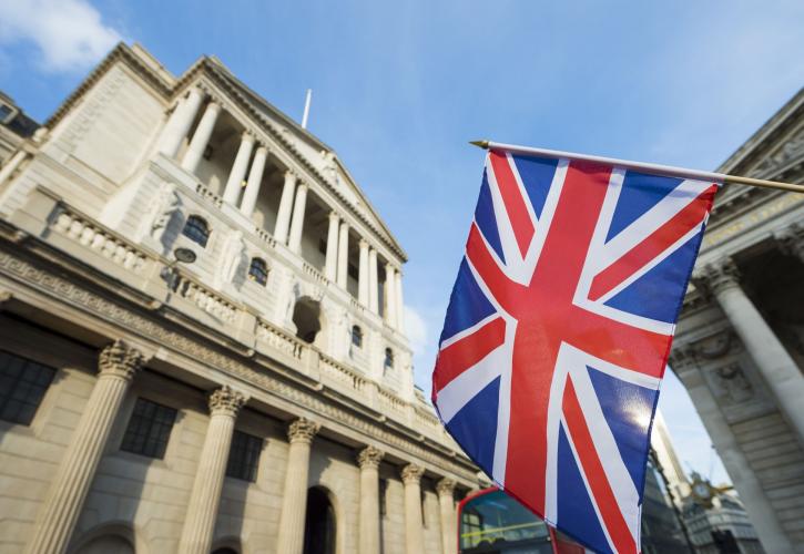 BoE: Διατηρεί σταθερά τα επιτόκια στο 5,25%