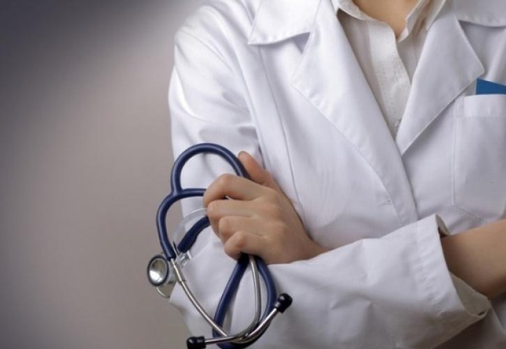 «Πεδίο μάχης» η είσοδος ιδιωτών γιατρών στο ΕΣΥ για ιατρικές πράξεις