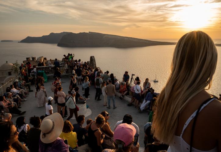 ΙΝΣΕΤΕ: Σε ιστορικά υψηλά η άμεση συμβολή του τουρισμού στην ελληνική οικονομία το 2023