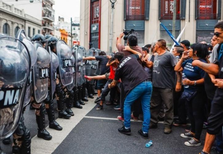 Αργεντινή - 100 μέρες Μιλέι: Συγκρούσεις αστυνομικών - διαδηλωτών σε μαζικές κινητοποιήσεις