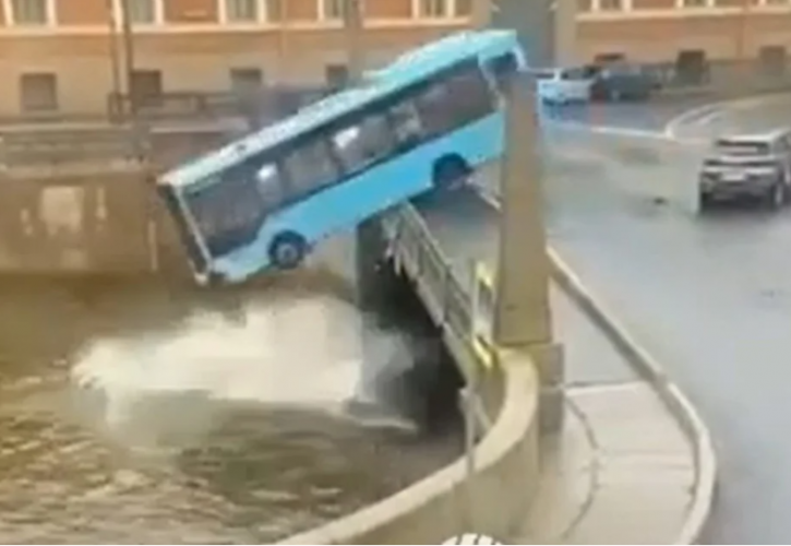 Ρωσία: Τρεις νεκροί από πτώση λεωφορείου σε ποταμό στην Αγία Πετρούπολη