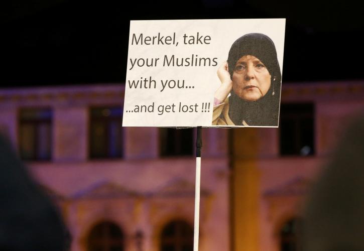 Ασφυκτικές πιέσεις στη Merkel για στροφή στο προσφυγικό