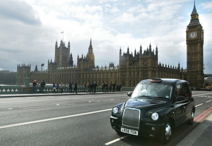 «Ασπίδα προστασίας» έναντι της Uber αναζητούν τα βρετανικά ταξί