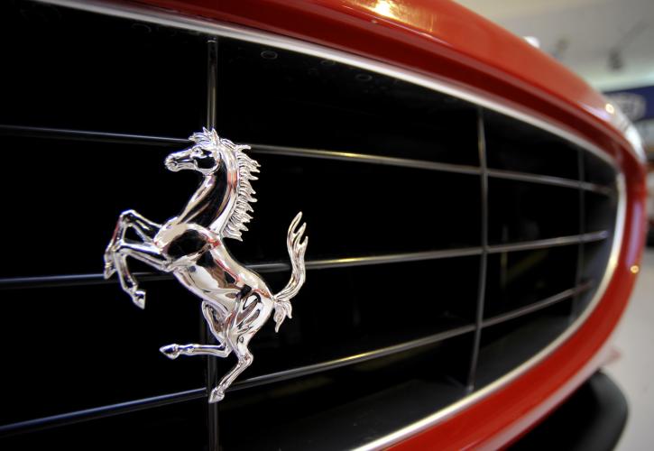 Η Ferrari «κοντράρει» την Prada στην πολυτέλεια