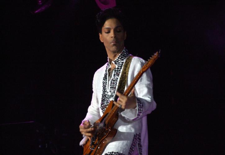 Πρότυπο για τους νέους σταρ η μάχη του Prince κατά του streaming