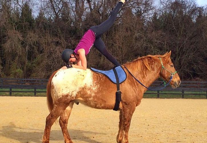Είστε fan του εναλλακτικού τουρισμού: κάντε γιόγκα πάνω σε άλογο