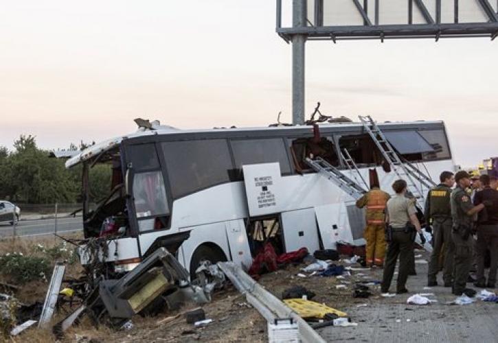 ΗΠΑ: Τουλάχιστον 13 νεκροί σε σύγκρουση τουριστικού λεωφορείου με νταλίκα