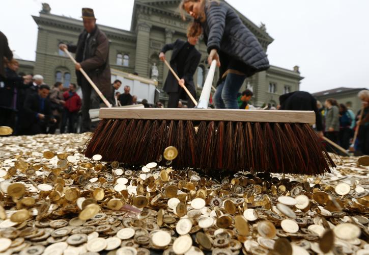 Τα αρνητικά επιτόκια γεμίζουν τα ελβετικά ταμεία