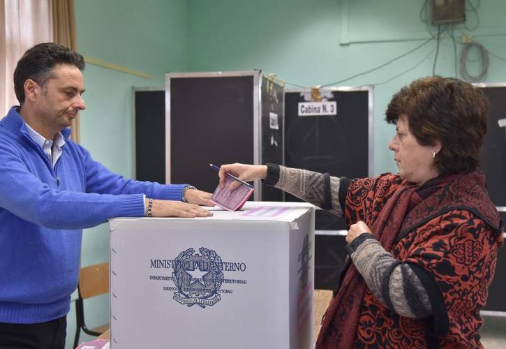 Ξεπερνά το 57% η συμμετοχή στο δημοψήφισμα στην Ιταλία