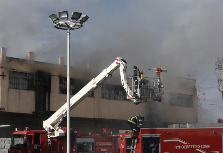 Συνεχίζεται η μάχη με τις φλόγες στη βιοτεχνία στο Ρέντη