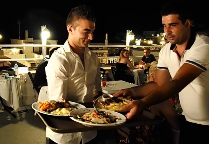 Οι Έλληνες τουρίστες «έσωσαν» τα εστιατόρια
