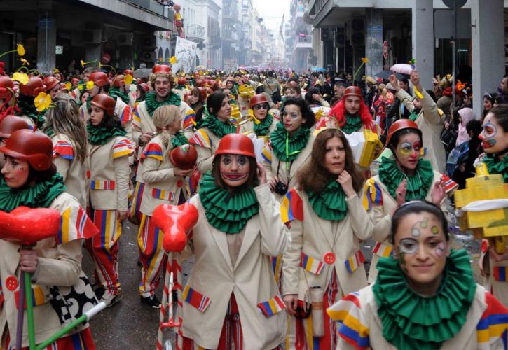 Σε εξέλιξη η καρναβαλική παρέλαση στην Πάτρα