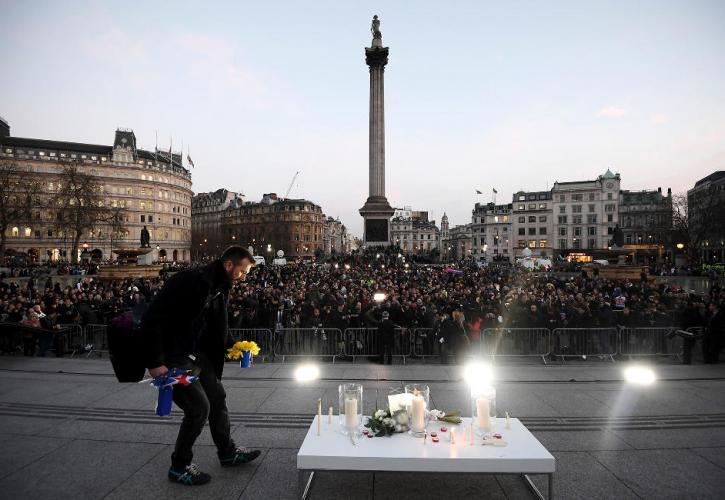 Ανθρώπινη αλυσίδα για τα θύματα στο Λονδίνο