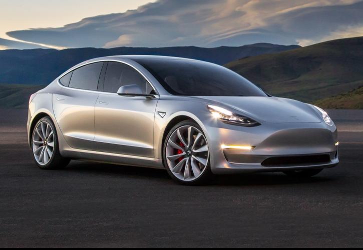 Η Tesla θέλει να «συντρίψει» τις BMW και Mercedes