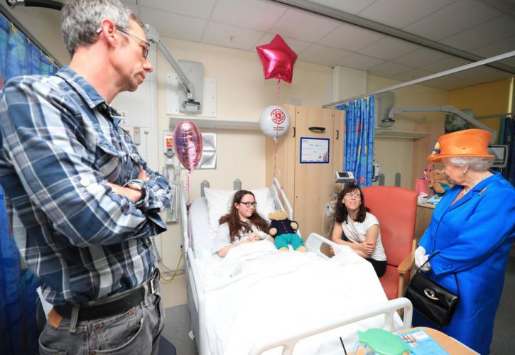 Επίσκεψη της βασίλισσας Ελισάβετ σε Νοσοκομείο στο Μάντσεστερ (pics & vid)