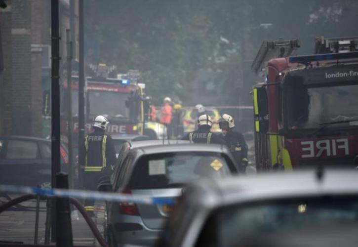 Μάχη με τις φλόγες σε συγκρότημα κτιρίων στο ανατολικό Λονδίνο